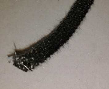 [301613] Joint plat en fibre 10x2 auto-collant (vitre) PAR METRE